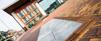 Europaplein-voor-het-gemeentehuis-van-Rijssen-voorzien-van-ACO-ExoDrain-roostergoot