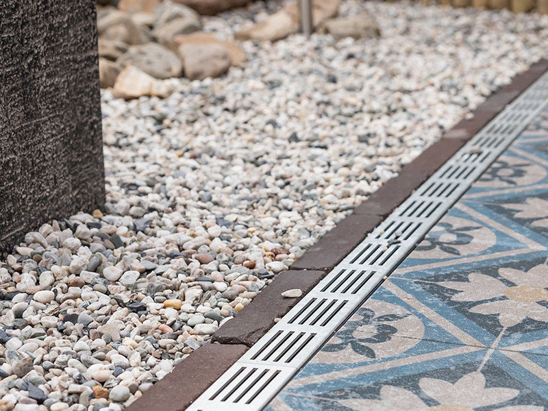 ACO-Watermanagement---Slimline-lijngoot-en-Rainbloxx-op-terras