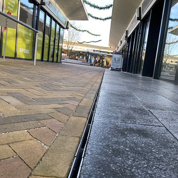 Optimale afwatering met sleufgoot Optimale afwatering met sleufgoot