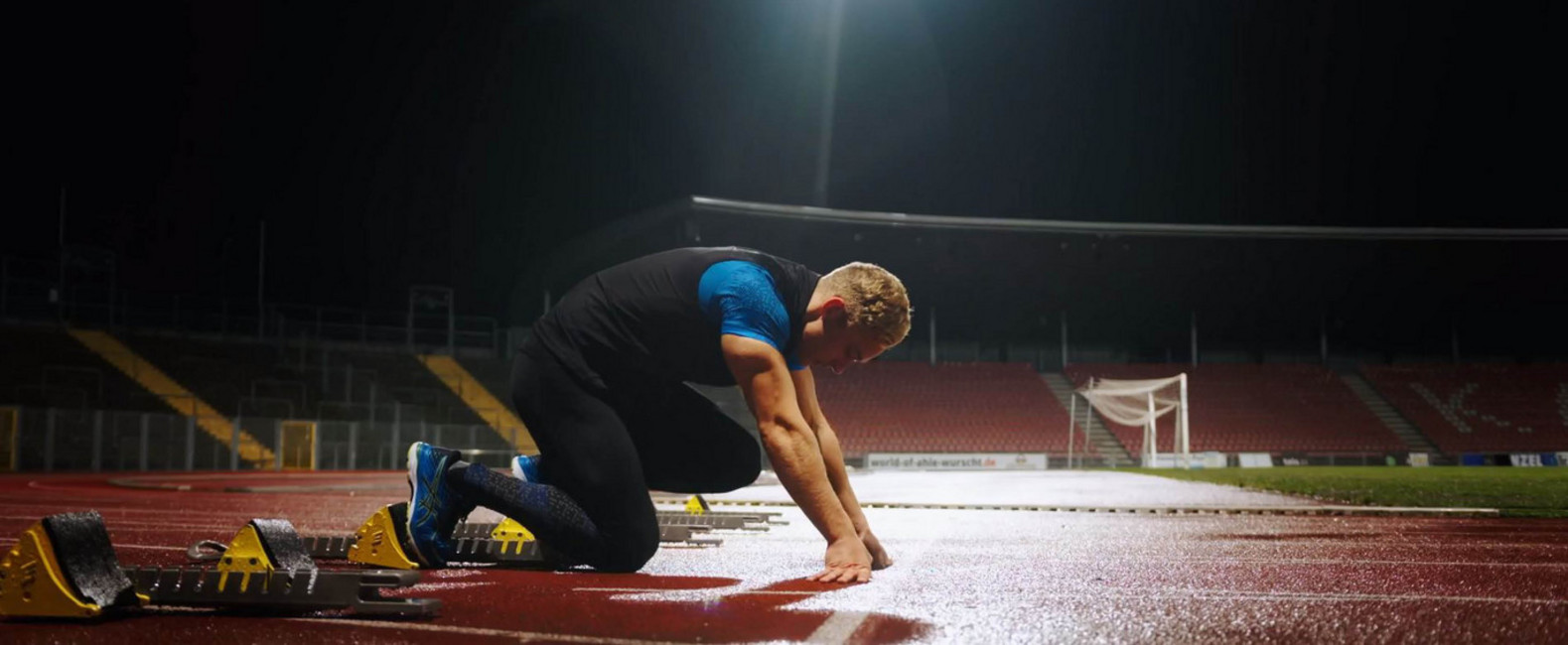 ACO Sport - Header Sporter Op Atletiekbaan - Watermanagement Afwatering Sportcomplex Sportterrein Sportaccomodatie