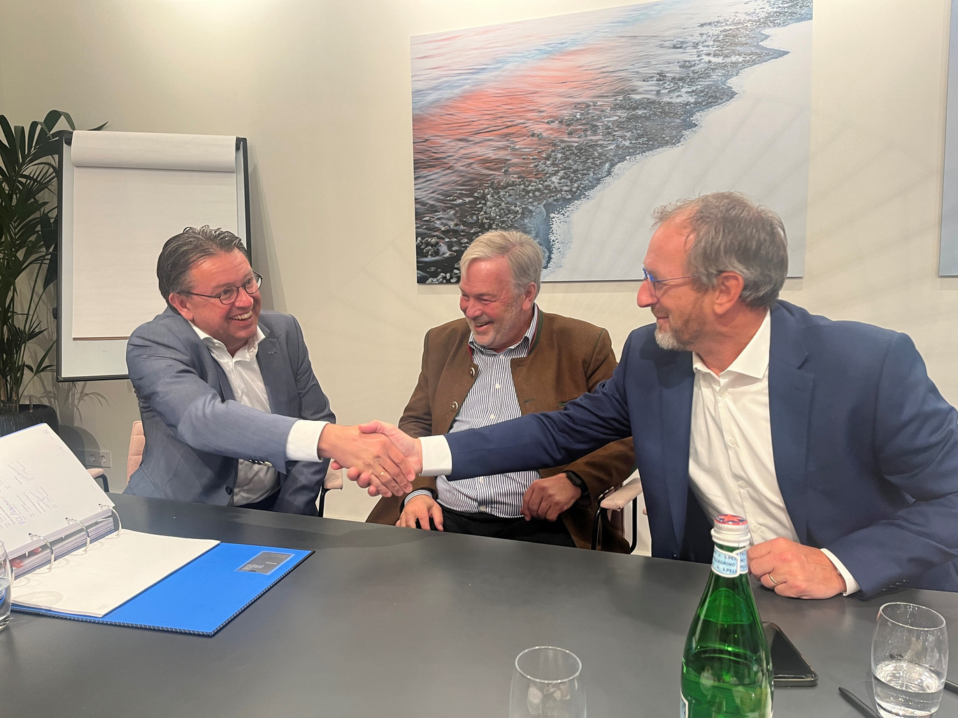 Vlnr: Michel Pieke (Directeur Aquafix Milieu), Hans Julius Ahlmann (eigenaar ACO Groep) en Paul Gruson (Algemeen directeur ACO Nederland)