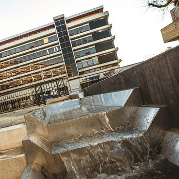 Riviergoten monden uit in waterbassin