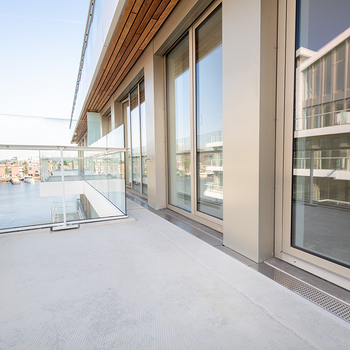 Balkon met maatwerk perforoosters