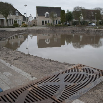 Regenwater via lijngoot naar wadi