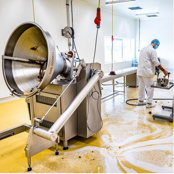 Productieruimte wordt schoongemaakt