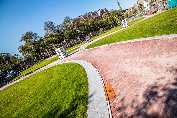 ACO FineLine LED Lijnafwatering Ligt Straks Langs Het Natuursteen Met Radii - Foto Overdag