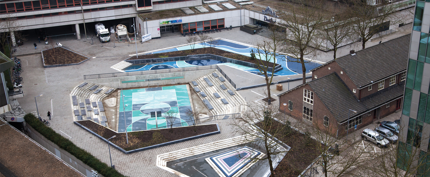 Benthemplein-in-Rotterdam-een-uniek-waterplein-met-custom-made-afwateringsgoten-van-ACO