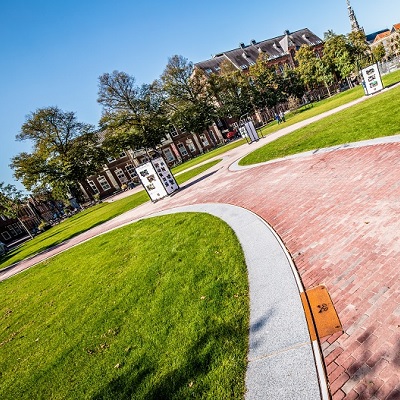 ACO FineLine LED Lijnafwatering Ligt Straks Langs Het Natuursteen Met Radii - 400x400px - Afwatering Watermanagement Leiden Garenmarkt  102 