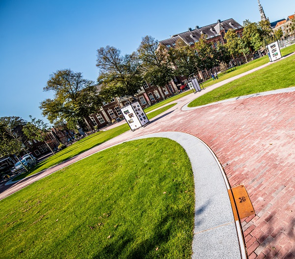 ACO FineLine LED Lijnafwatering Ligt Straks Langs Het Natuursteen Met Radii - Afwatering Watermanagement Leiden Garenmarkt  102 